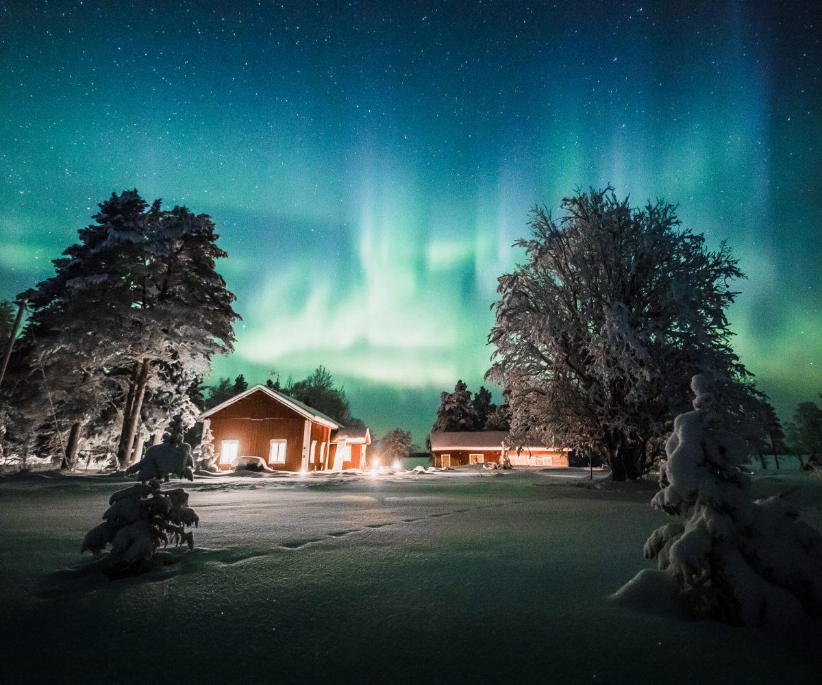 Lapland Deluxe talo järvelle päin revontulet 6M